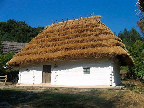 pajas en el campo|casas de paja para construir.